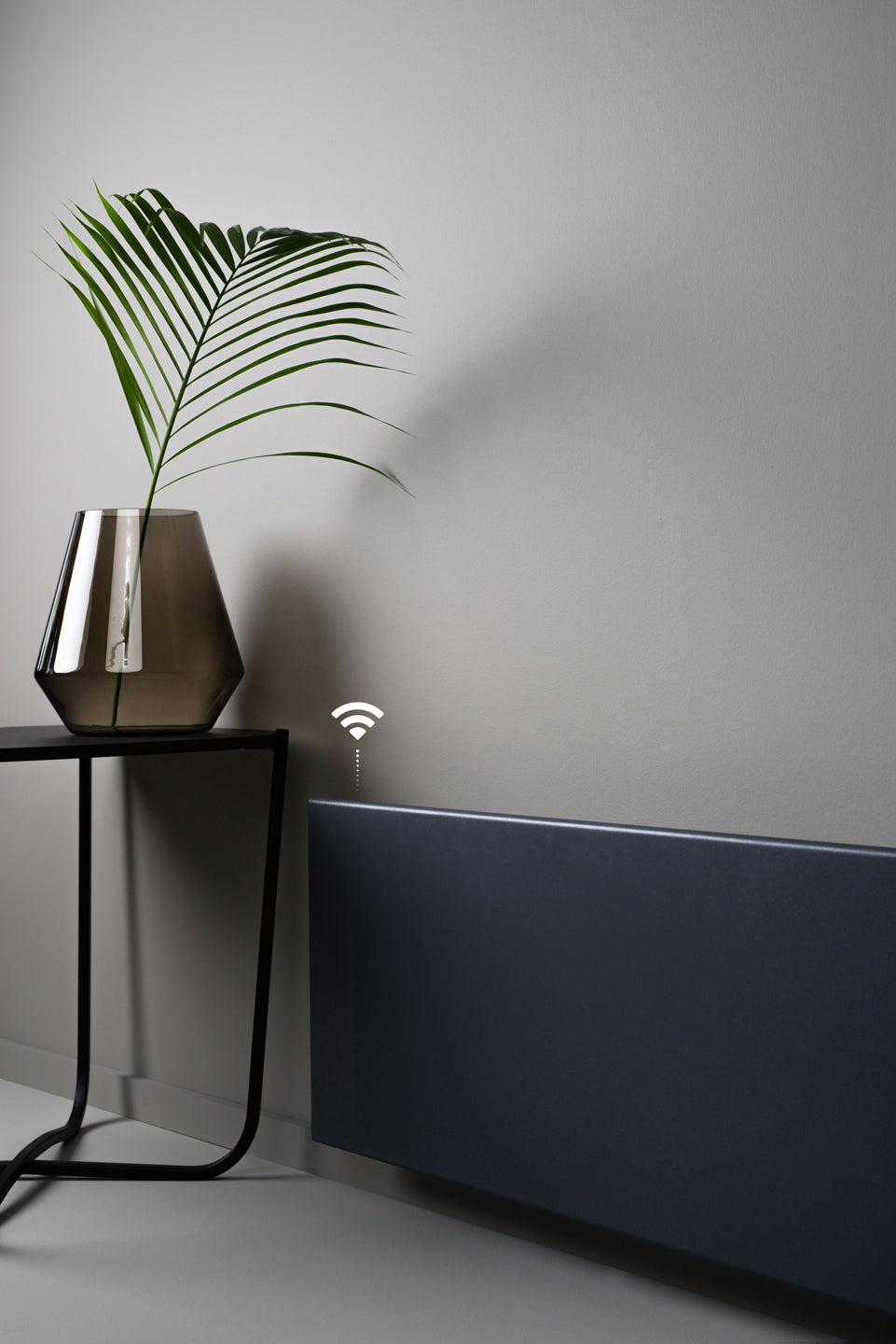 Kompakt smart panelovn med WiFi, appstyring og ukeprogram. En praktisk løsning for små rom, entré eller hytte.