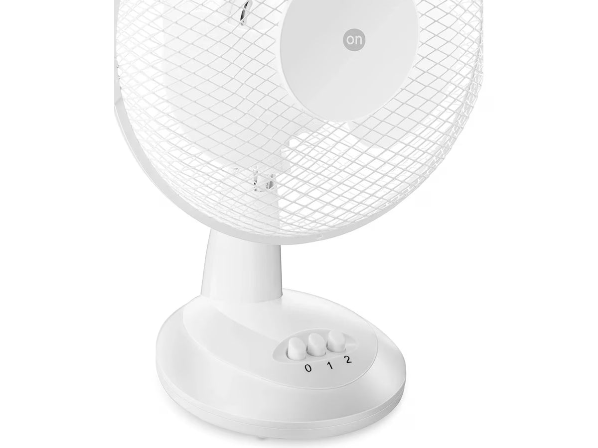Liten bordvifte med 27 cm diameter, 2 hastigheter og oscillerende hode. ON Table Fan 10 finnes i hvit og svart, og passer til skrivebord, soverom og små rom.