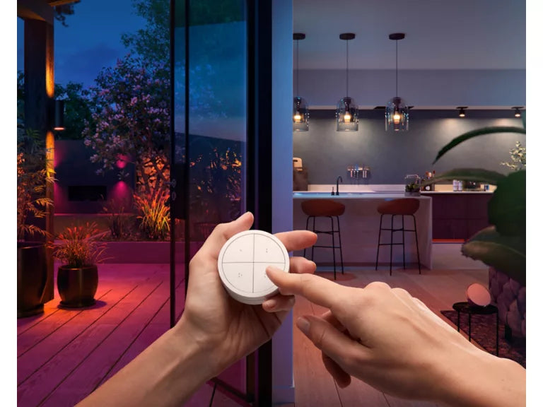 Philips Hue Tap Dial Switch Hvit er en trådløs bryter til Philips Hue som lar deg dimme, styre lys og aktivere scener enkelt fra vegg eller bord.
