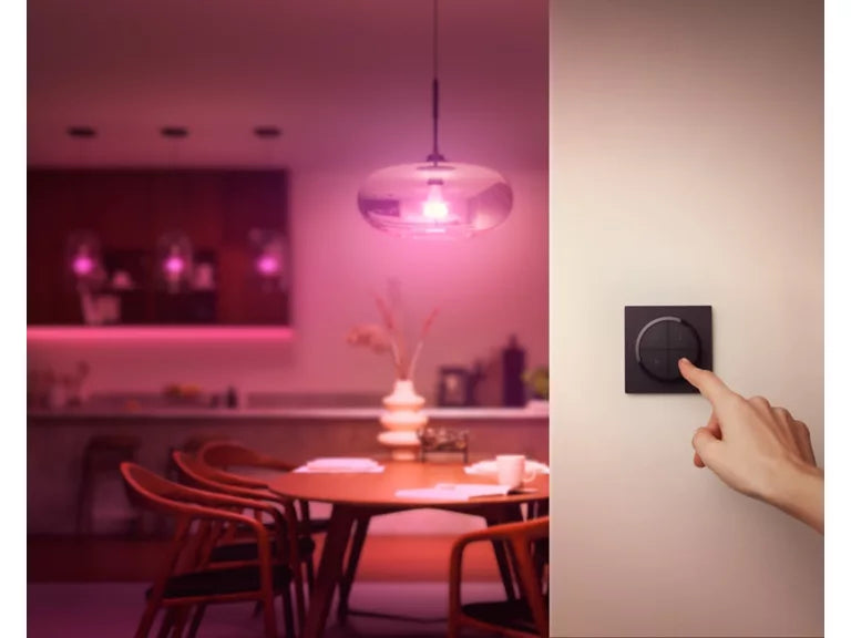 Philips Hue Tap Dial Switch Svart er en trådløs bryter til Philips Hue som lar deg dimme, styre lys og aktivere scener enkelt fra vegg eller bord.
