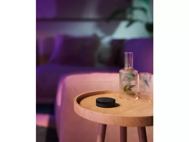 Philips Hue Tap Dial Switch Svart er en trådløs bryter til Philips Hue som lar deg dimme, styre lys og aktivere scener enkelt fra vegg eller bord.
