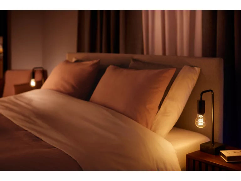 Filament smartpære E27 med klassisk form og justerbart hvitt lys. Enkel styring med app, Bluetooth eller Hue Bridge.