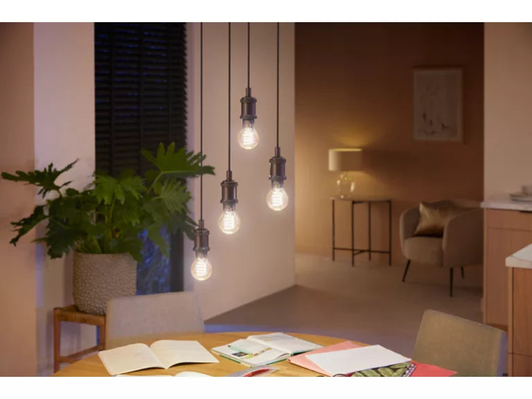 Filament smartpære E27 med klassisk form og justerbart hvitt lys. Enkel styring med app, Bluetooth eller Hue Bridge.