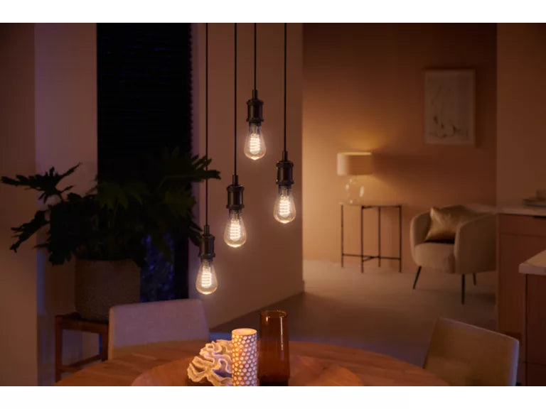 Filament smartpære med Edison-design og justerbart hvitt lys. Perfekt når du vil kombinere stil og smart belysning.
